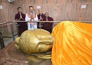 उप मुख्यमंत्री ने बुद्ध की प्रतिमा पर चढ़ाया चीवर उप मुख्यमंत्री ने बुद्ध की प्रतिमा पर चढ़ाया चीवर