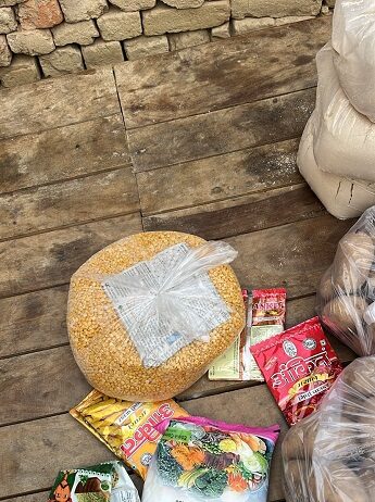 दृष्टिहीन बेटियों के परिवार का सहारा बने योगी दृष्टिहीन बेटियों के परिवार का सहारा बने योगी