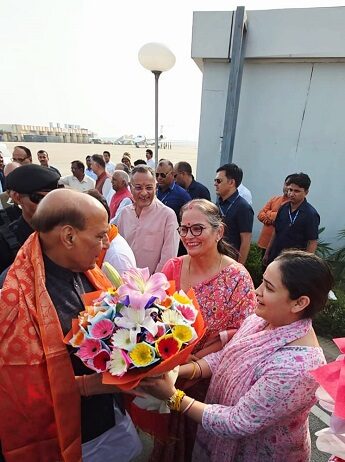 अपर्णा यादव ने रक्षा मंत्री का किया स्वागत अपर्णा यादव ने रक्षा मंत्री का किया स्वागत