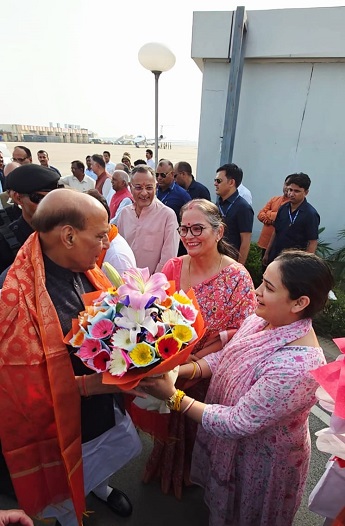 अपर्णा यादव ने रक्षा मंत्री का किया स्वागत अपर्णा यादव ने रक्षा मंत्री का किया स्वागत