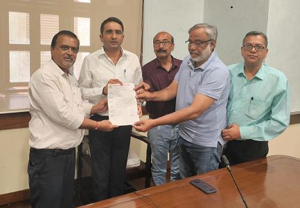 पुनर्गठित संवाददाता समिति ने सूचना निदेशक से मुलाकात कर सौंपा ज्ञापन पुनर्गठित संवाददाता समिति ने सूचना निदेशक से मुलाकात कर सौंपा ज्ञापन