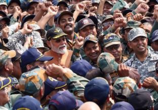 निपटना होगा घर भेदियों से... निपटना होगा घर भेदियों से...