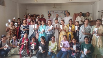 मोबाईल फोन पाकर खिल उठे छात्र-छात्राओं के चेहरे मोबाईल फोन पाकर खिल उठे छात्र-छात्राओं के चेहरे