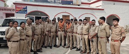 विदाई के वक्त खाकी की आंखों से बह चले आंसू विदाई के वक्त खाकी की आंखों से बह चले आंसू