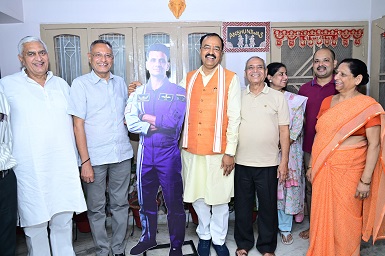 उप मुख्यमंत्री शुभांशु शुक्ला के परिजनों से मिलकर दी बधाई उप मुख्यमंत्री शुभांशु शुक्ला के परिजनों से मिलकर दी बधाई