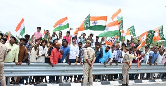 तिरंगा लहराकर बोली जनता तिरंगा लहराकर बोली जनता