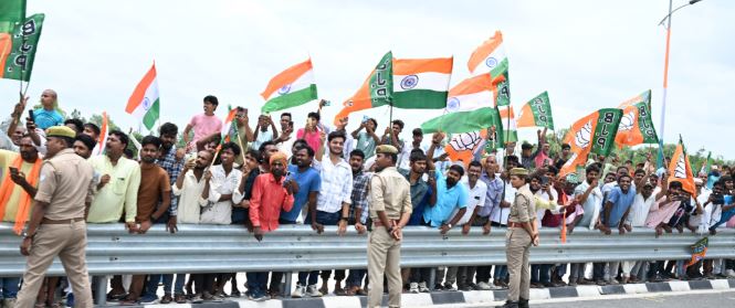 तिरंगा लहराकर बोली जनता तिरंगा लहराकर बोली जनता