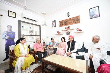 अंतरिक्ष यात्री ग्रुप कैप्टन शुभांशु शुक्ला के घर पहुंचे अखिलेश अंतरिक्ष यात्री ग्रुप कैप्टन शुभांशु शुक्ला के घर पहुंचे अखिलेश