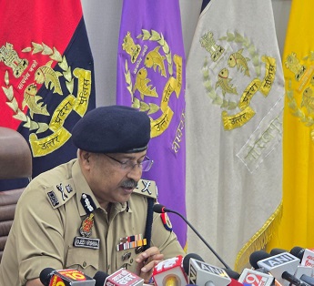 कानून व्यवस्था से खिलवाड़ बर्दाश्त नहीं-डीजीपी कानून व्यवस्था से खिलवाड़ बर्दाश्त नहीं-डीजीपी