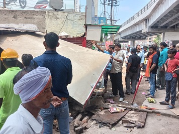 नगर निगम ने चलाया अतिक्रमण हटाओ अभियान नगर निगम ने चलाया अतिक्रमण हटाओ अभियान