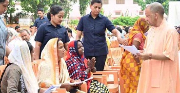 बिटिया का इलाज कराएंगे आवास भी दिलाएंगे-योगी बिटिया का इलाज कराएंगे आवास भी दिलाएंगे-योगी