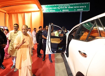 सड़क पर उतर योगी ने जानी विकास की हकीकत सड़क पर उतर योगी ने जानी विकास की हकीकत