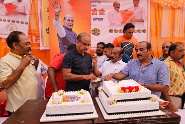 व्यापारियों ने केक काट कर मनाया राजनाथ सिंह का जन्मदिन व्यापारियों ने केक काट कर मनाया राजनाथ सिंह का जन्मदिन