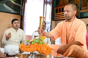 मुख्यमंत्री योगी ने किया रुद्राभिषेक मुख्यमंत्री योगी ने किया रुद्राभिषेक