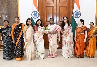 राष्ट्रपति भवन में आकांक्षा दीदियों का सम्मान राष्ट्रपति भवन में आकांक्षा दीदियों का सम्मान