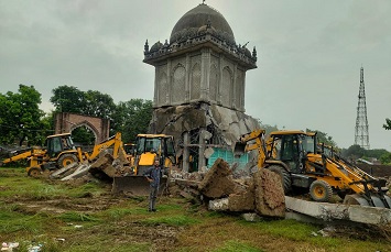 श्रावस्ती में अवैध मजार पर चला बुलडोजर श्रावस्ती में अवैध मजार पर चला बुलडोजर