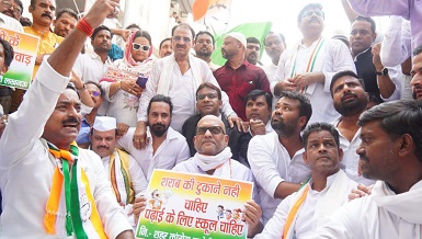 सरकार विद्यालयों को बंद कर शिक्षा से वंचित रखना चाहती है-अजय राय सरकार विद्यालयों को बंद कर शिक्षा से वंचित रखना चाहती है-अजय राय