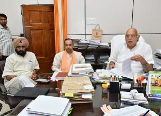 खाद के लिए किसानों की लगी लंबी लाईन खाद के लिए किसानों की लगी लंबी लाईन