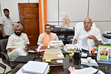 खाद के लिए किसानों की लगी लंबी लाईन खाद के लिए किसानों की लगी लंबी लाईन