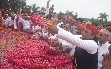 जनेश्वर मिश्र की 93वीं जयंती पर अखिलेश यादव ने किया श्रद्धांजलि अर्पण