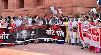 ज़िलाधिकारी को आगे करके चुनाव आयोग बच नहीं सकता:अखिलेश यादव