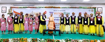 मुख्यमंत्री ने कलाकारों को किया सम्मानित मुख्यमंत्री ने कलाकारों को किया सम्मानित