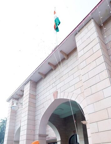 मुख्यमंत्री योगी ने आवास पर फहराया तिरंगा मुख्यमंत्री योगी ने आवास पर फहराया तिरंगा