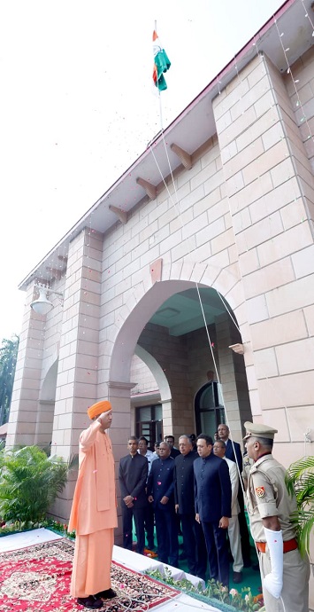 मुख्यमंत्री योगी ने आवास पर फहराया तिरंगा मुख्यमंत्री योगी ने आवास पर फहराया तिरंगा