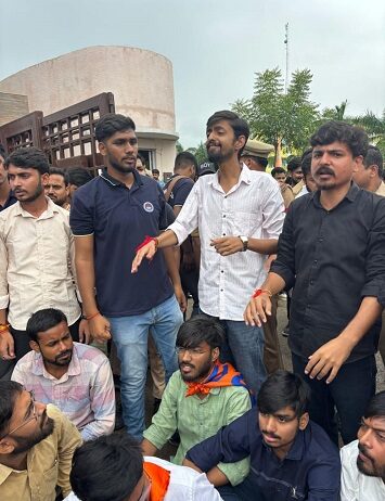 SRMU में छात्रों पर लाठी चार्ज SRMU में छात्रों पर लाठी चार्ज