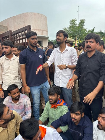 SRMU में छात्रों पर लाठी चार्ज SRMU में छात्रों पर लाठी चार्ज