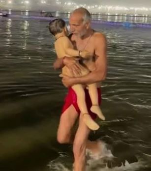 बाबा के कंधे जैसी आनन्ददायक सवारी कोई नहीं बाबा के कंधे जैसी आनन्ददायक सवारी कोई नहीं