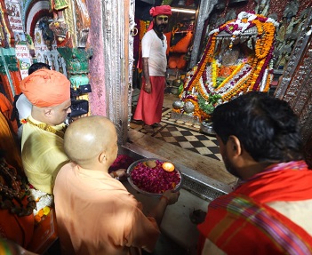 मुख्यमंत्री ने हनुमानगढ़ी में लगाई हाजिरी मुख्यमंत्री ने हनुमानगढ़ी में लगाई हाजिरी