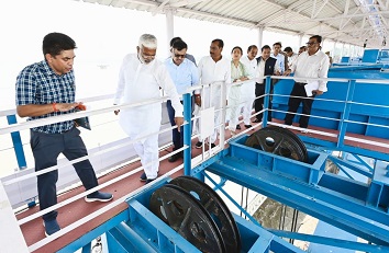 शारदा बैराज पहुँचे जल शक्ति मंत्री जानी बारीकियां शारदा बैराज पहुँचे जल शक्ति मंत्री जानी बारीकियां