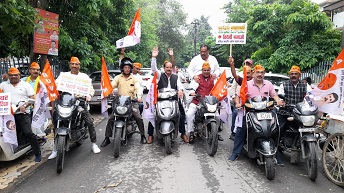 स्थापना दिवस पर व्यापारियों ने निकाली वाहन रैली स्थापना दिवस पर व्यापारियों ने निकाली वाहन रैली