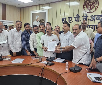 आदर्श व्यापार मंडल ने जिलाधिकारी को ज्ञापन सौंपा आदर्श व्यापार मंडल ने जिलाधिकारी को ज्ञापन सौंपा