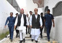 रामपुर में आजम खां से मिले अखिलेश यादव रामपुर में आजम खां से मिले अखिलेश यादव