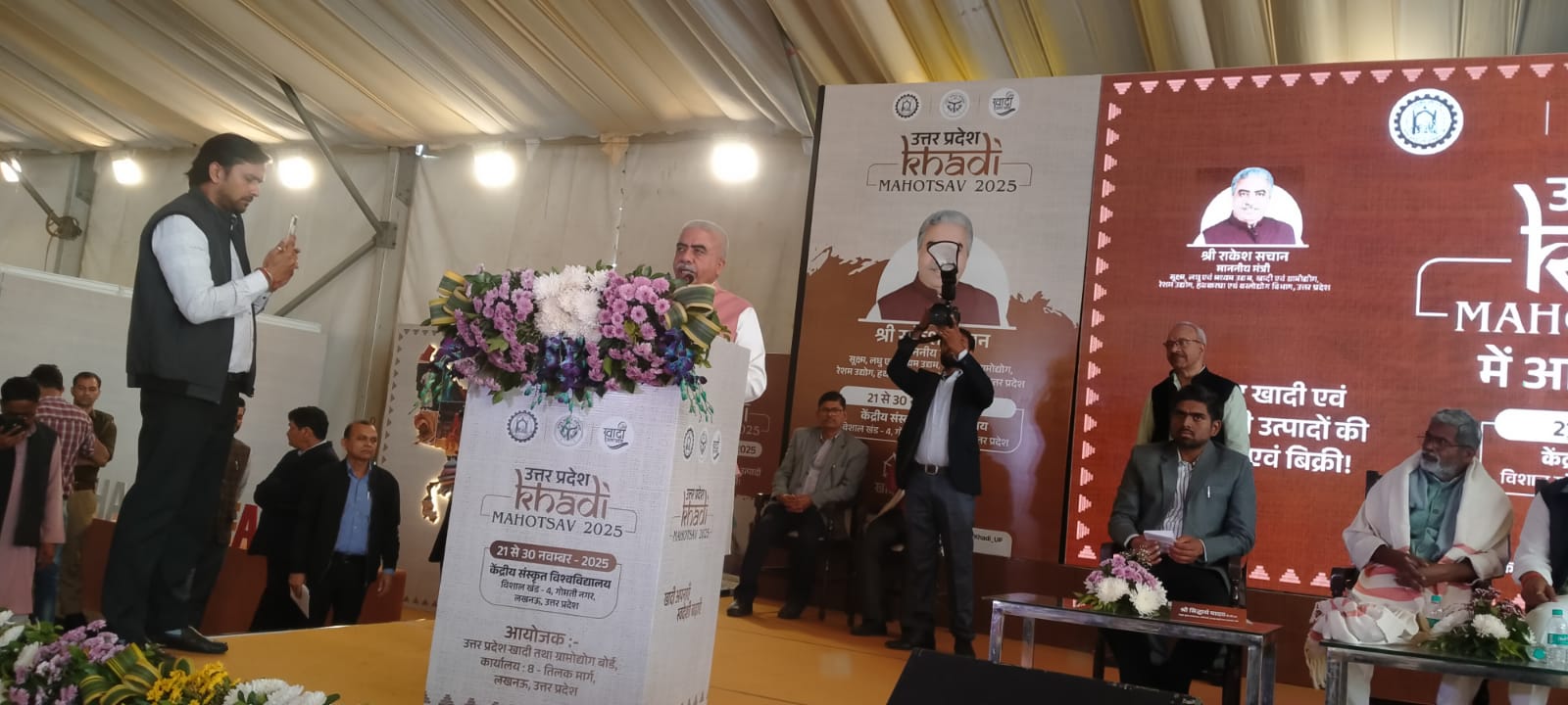 Photo of गांधी के स्वदेशी सपने को नई उड़ान-राकेश सचान