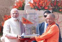 श्रीराम जन्मभूमि मन्दिर के शिखर पर मन्त्रोच्चार के साथ धर्मध्वजा का पुनर्स्थापन श्रीराम जन्मभूमि मन्दिर के शिखर पर मन्त्रोच्चार के साथ धर्मध्वजा का पुनर्स्थापन