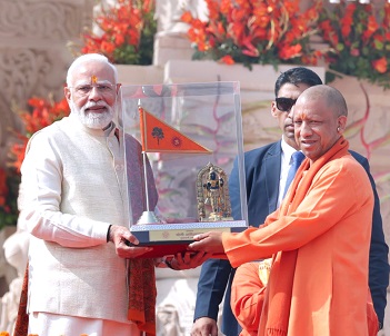 श्रीराम जन्मभूमि मन्दिर के शिखर पर मन्त्रोच्चार के साथ धर्मध्वजा का पुनर्स्थापन श्रीराम जन्मभूमि मन्दिर के शिखर पर मन्त्रोच्चार के साथ धर्मध्वजा का पुनर्स्थापन