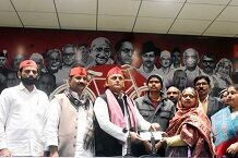 विपदा के सारथी बने अखिलेश, विजय वर्मा परिवार को दी आर्थिक मदद.! विपदा के सारथी बने अखिलेश, विजय वर्मा परिवार को दी आर्थिक मदद.!