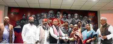 विपदा के सारथी बने अखिलेश, विजय वर्मा परिवार को दी आर्थिक मदद.!