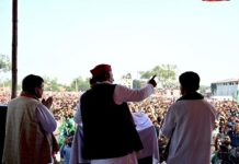 दिल्ली से जो आते हैं प्रधानमंत्री नहीं उद्योगपति हैं-अखिलेश यादव दिल्ली से जो आते हैं प्रधानमंत्री नहीं उद्योगपति हैं-अखिलेश यादव