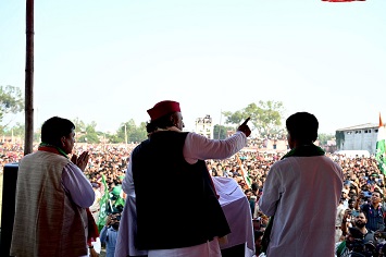 दिल्ली से जो आते हैं प्रधानमंत्री नहीं उद्योगपति हैं-अखिलेश यादव दिल्ली से जो आते हैं प्रधानमंत्री नहीं उद्योगपति हैं-अखिलेश यादव