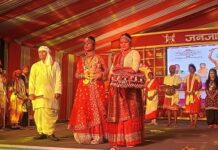 बिरसा मुंडा की जयंती पर सजा लखनऊ में परिधान शो बिरसा मुंडा की जयंती पर सजा लखनऊ में परिधान शो