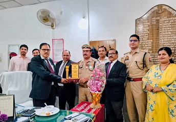 विदाई देख भावुक हुए अधीक्षक मिजाजी लाल विदाई देख भावुक हुए अधीक्षक मिजाजी लाल