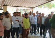 वेतन कटने से नाराज़ बिजली आउटसोर्स कर्मचारियों नें किया प्रदर्शन वेतन कटने से नाराज़ बिजली आउटसोर्स कर्मचारियों नें किया प्रदर्शन