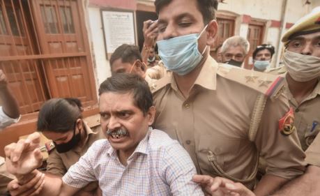 पूर्व IPS अमिताभ ठाकुर से क्यों डरे योगी..? पूर्व IPS अमिताभ ठाकुर से क्यों डरे योगी..?