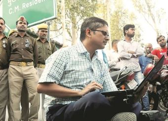 सलाखों के पीछे पहुंचे पूर्व आईपीएस अमिताभ ठाकुर सलाखों के पीछे पहुंचे पूर्व आईपीएस अमिताभ ठाकुर