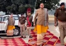 कथावाचक के गॉड ऑफ ऑनर पर बवाल कथावाचक के गॉड ऑफ ऑनर पर बवाल