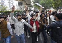 लखनऊ विश्वविद्यालय से यूजीसी का पुरजोर विरोध शुरू लखनऊ विश्वविद्यालय से यूजीसी का पुरजोर विरोध शुरू